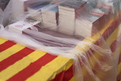 Libros protegidos con un plástico de la lluvia, este martes durante la celebración Sant Jordi. 

