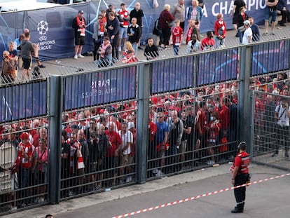 Hinchas del Liverpool se amontonan a las puertas de Saint Denis, el año pasado antes de la final entre Madrid y Liverpool en París.