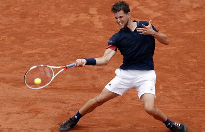 Dominic Thiem devolve a bola a Nadal.