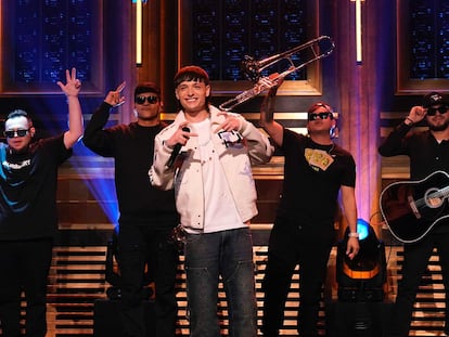 Peso Pluma, el viernes, durante su presentación en 'The Tonight Show' de Jimmy Fallon donde interpretó 'Ella Baila Sola'.