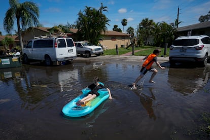 Unos niños juegan en una calle inundada. El huracán, tras debilitarse a tormenta tropical durante el jueves, volvió a reforzarse a última hora hasta huracán de categoría 1 y se dirige a la costa de Carolina del Sur. Se espera que toque tierra de nuevo en las inmediaciones de la ciudad de Charleston.