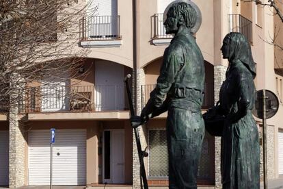Exterior del domicilio en Santa Coloma de Queralt (Tarragona), donde ayer sábado murió una mujer asesinada.