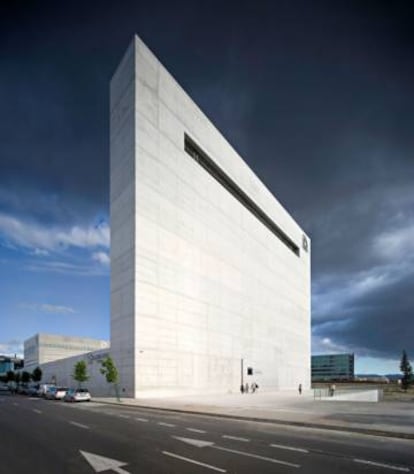 El edificio de la Caja de Ahorros de Granada encierra, como toda la obra de Campo Baeza, luz: el material gratuito más lujoso de la arquitectura. Un empleado de la Caja le dio las gracias al arquitecto por haberle cambiado la vida. |