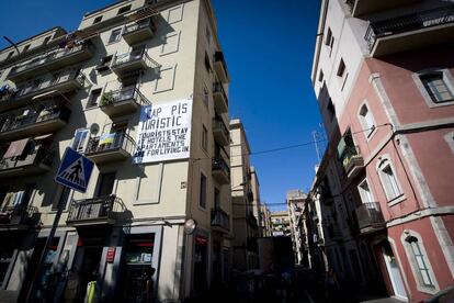 Carteles en la Barceloneta contra los apartamentos tur&iacute;sticos.