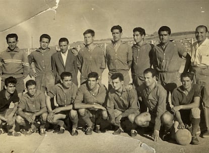 Tras abandonar el Pinar de Hortaleza -en la foto, agachado en el centro durante un partido de homenaje al secretario técnico de ese club a principios de los sesenta- Luis pasaría por varios clubes, entre ellos el Real Madrid (donde no llegó a debutar), antes de llegar al Real Oviedo. Con este equipo jugó su primer partido en Primera División en diciembre de 1960, aunque sus mayores éxitos llegarían con el Atlético de Madrid.