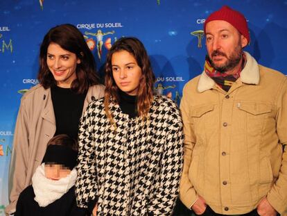 La actriz B&aacute;rbara Lennie con su pareja Diego Postigo y las hijas de este, Dora y June Postigo Bos&eacute;, en Madrid. 