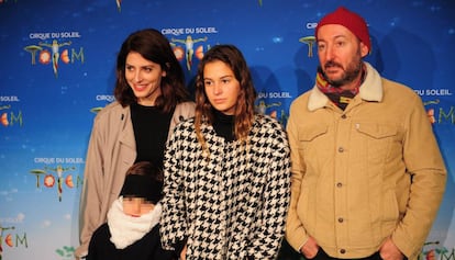La actriz Bárbara Lennie con su pareja Diego Postigo y las hijas de este, Dora y June Postigo Bosé, en Madrid.