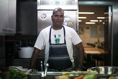 El lugar favorito de Wilindro Rodriguez (43 años y nacido en la India) de todo el barco es la cocina. Y eso a pesar de que lleva 10 años trabajando como cocinero en los buques de Greenpeace. “Me gusta”, dice sobre su empleo. “No quiero trabajar en otro barco".