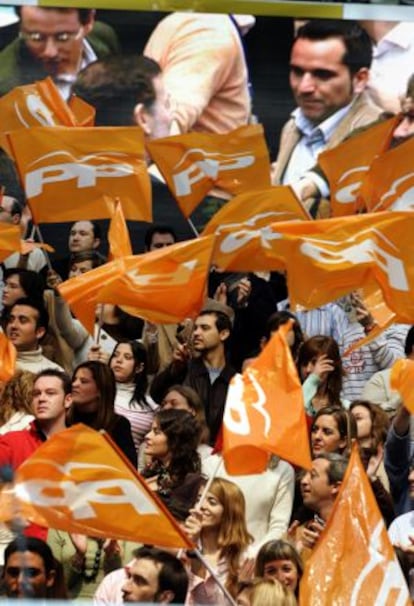 Seguidores del PP en un acto de Rajoy en la Feria de Valencia en 2006.