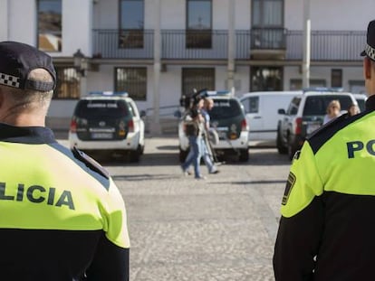 Agentes de la Policia Local permanecen en el Ayuntamiento de Valdemoro. 