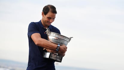 Nadal, con el trofeo durante el posado.