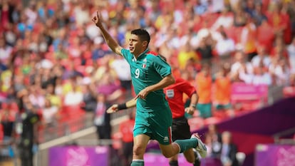 El mexicano Oribe Peralta celebra uno de sus goles frente a Brasil, en la final por la medalla de oro en los Juegos Olímpicos de 2012.