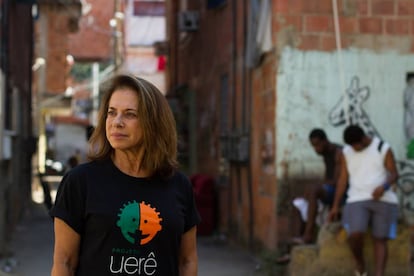 Yvonne Bezerra de Mello, no complexo da Maré.