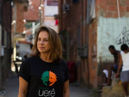 Yvonne Bezerra de Mello, no complexo da Maré.