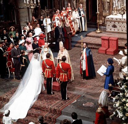 El primer matrimonio de la princesa Ana también se celebró en Westminster, el 14 de noviembre de 1973. 19 años después, la pareja se divorció al mismo tiempo que lo hicieran el príncipe Andrés y Sarah Ferguson, que también se casaron aquí