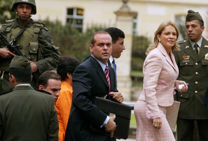 Salvatore Mancuso, entonces comandante supremo de las Autodefensas Unidas de Colombia, llega al Congreso acompañado de la representante Eleonora Pineda, el 28 de julio de 2004.