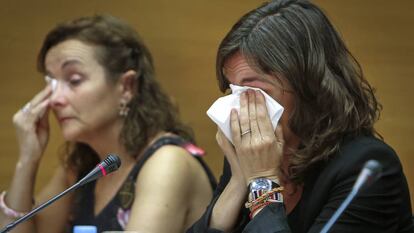 La portavoz de las v&iacute;ctimas del accidente de metro de Valencia, Beatriz Garrote, sec&aacute;ndose las l&aacute;grimas en las Cortes Valencianas.