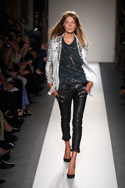 Cada vez más alejada de la pasarela, Daria no dudó en volver a subirse en 2009 y 2010 (en la imagen los desfiles de primavera de 2010 y 2011) para Balmain. FOTO: L'ESTROP.