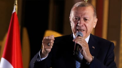 El presidente turco, Tayyip Erdogan, se dirige a sus seguidores tras su victoria en las elecciones.