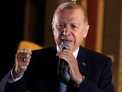 Tayyip Erdogan se dirige a sus seguidores tras la victoria electoral del 28 de mayo