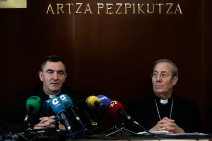 El arzobispo de Pamplona, Francisco Pérez (derrecha), en una comparecencia reciente.