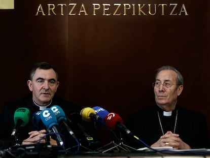 El arzobispo de Pamplona, Francisco Pérez (derrecha), en una comparecencia reciente.