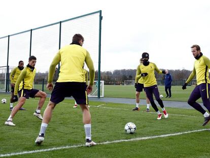 Los jugadores del Tottenham, durante el último entrenamiento.
