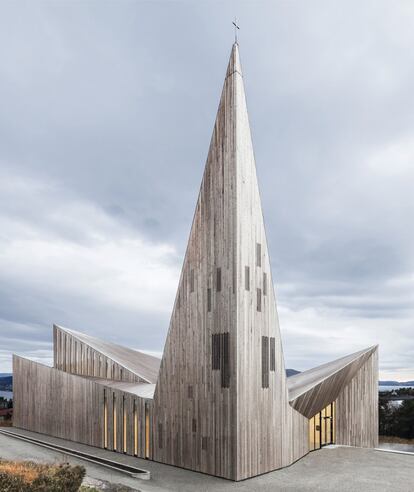 A igreja de Knarvik, na Noruega, do arquiteto Reiulf Ramstad, foi construida em 2014 com pinho cerne. Esta parte central das ramas e dos troncos seca ao deixar de crescer e é mais resistente que outra parte da árvore.