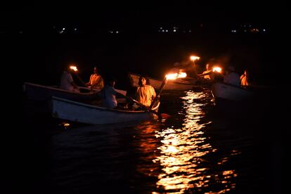 Viajeros en canoas en la laguna de Catemaco en el Día de los Brujos de 2022.