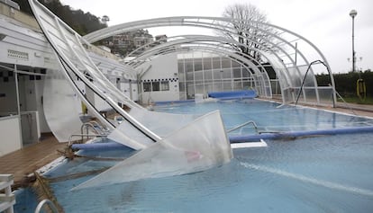 Desprendimiento de la cobertura de la piscina del tenis en San Sebastián
 (Gipuzkoa).
