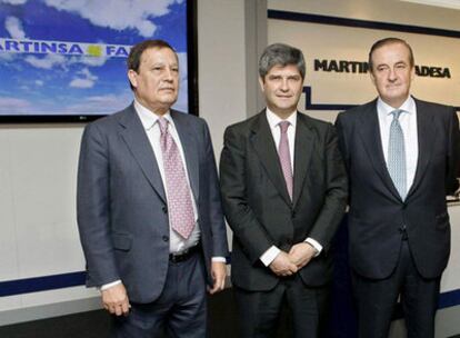 Imagen de archivo de Fernando Martín (centro), presidente de Martinsa-Fadesa; Antonio Martín Criado (izqda.), vicepresidente, y Carlos Vela.