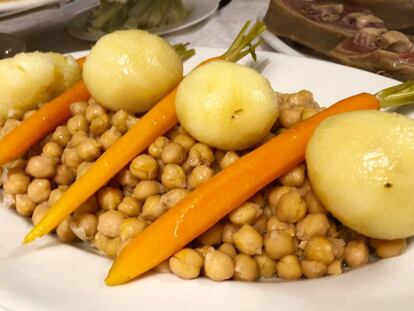 GARBANZOS DE FUENTESAÚCO, ZANAHORIAS Y PATATAS GALLEGAS / CAPEL 