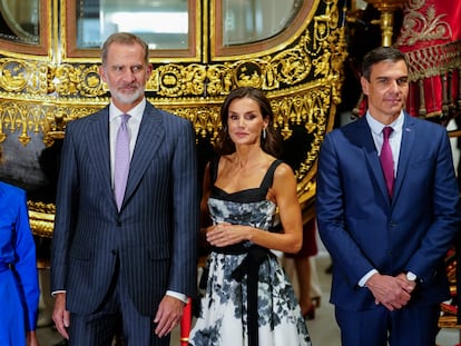 Los reyes Felipe y Letizia inauguraban el martes en el Palacio Real de Madrid la Galería de las Colecciones Reales, acompañados por el presidente del Gobierno en funciones, Pedro Sánchez, y la presidenta del Consejo de Administración del Patrimonio Nacional, Ana de la Cueva.