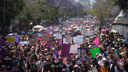 Mujeres marchan por el Día Internacional de la Mujer, en 2020.