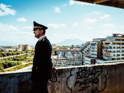 Michele Spina, comisario y jefe del Reparto Mobile de la ciudad (una unidad policial diseñada para dar una respuesta rápida y contundente a los delitos violentos y las situaciones de crisis), fotografiado en el barrio de Scampia, frente a uno de los cuatro edificios que caracterizan este barrio marginal y violento, conocidos como Las Velas.