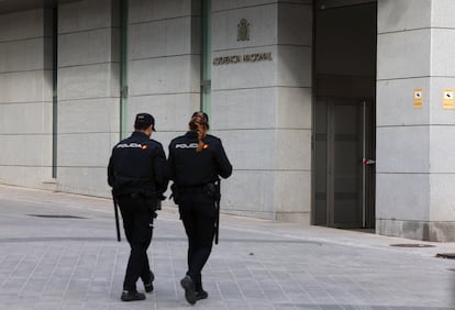 Dos agentes de policía ante la sede de la Audiencia Nacional, en Madrid. 