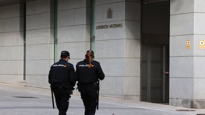 Dos agentes de policía ante la sede de la Audiencia Nacional, en Madrid.