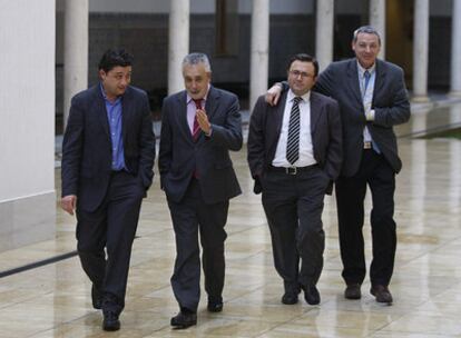 El presidente José Antonio Griñán, ayer, junto al secretario de Organización Rafael Velasco (izquierda) y los secretarios generales de Málaga, Miguel Ángel Heredia, y de Granada, Francisco Álvarez de la Chica.