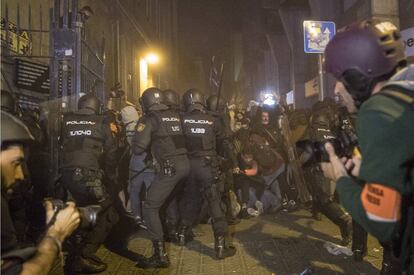 Cargas de los Mossos d'Esquadra ante la delegación del Gobierno en Barcelona.