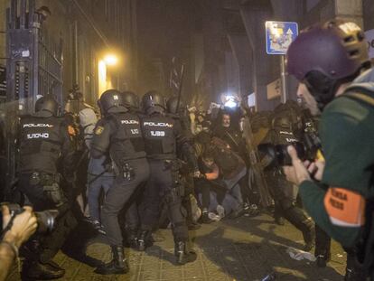 Cargas de los Mossos d'Esquadra ante la delegación del Gobierno en Barcelona.