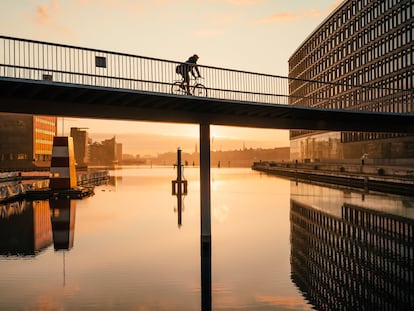 Un ciclista sobre el puente Byggebro, en Copenhague.