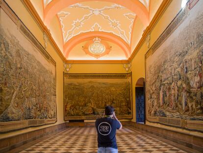 Tres de los tapices de ‘La conquista de Túnez’, este miércoles tras su reparación en el Real Alcázar de Sevilla.