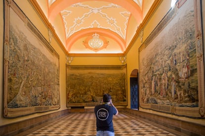 Tres de los tapices de ‘La conquista de Túnez’, este miércoles tras su reparación en el Real Alcázar de Sevilla.