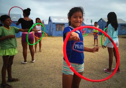 Una niña juega al aro delante de las tiendas de campaña del albergue de Jaramijó.