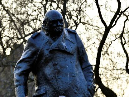 Un manifestante a favor del Brexit se sube el pasado viernes a una estatua de Churchill en Londres.