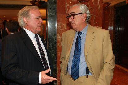 Juan Lazcano, presidente de la confederación nacional de la construcción y Marcos peña, presidente del Ces en el Foro Cinco Días.