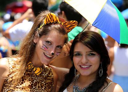 Participantes do bloco "Imaginô? Agora amassa", no Rio.