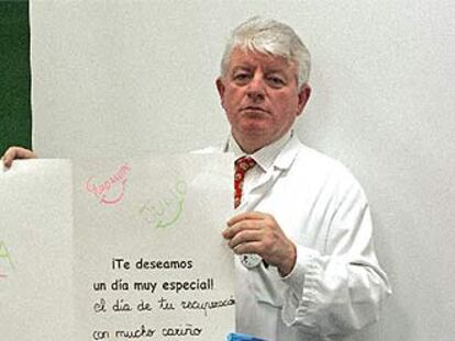 El doctor Roqueta, con algunos de los regalos recibidos en el hospital para Alba.