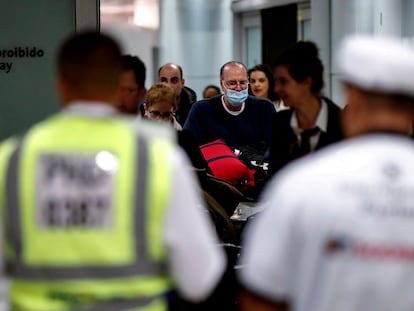 Passageiros usam máscara para prevenir o coronavírus no Brasil.