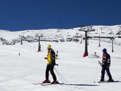 Varios esquiadores en la estaci&oacute;n de Sierra Nevada, en Granada.